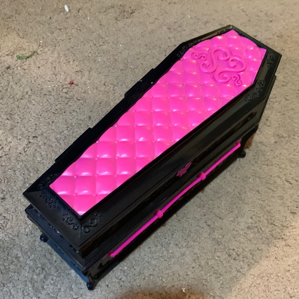 Draculaura’s Jewelry box coffin